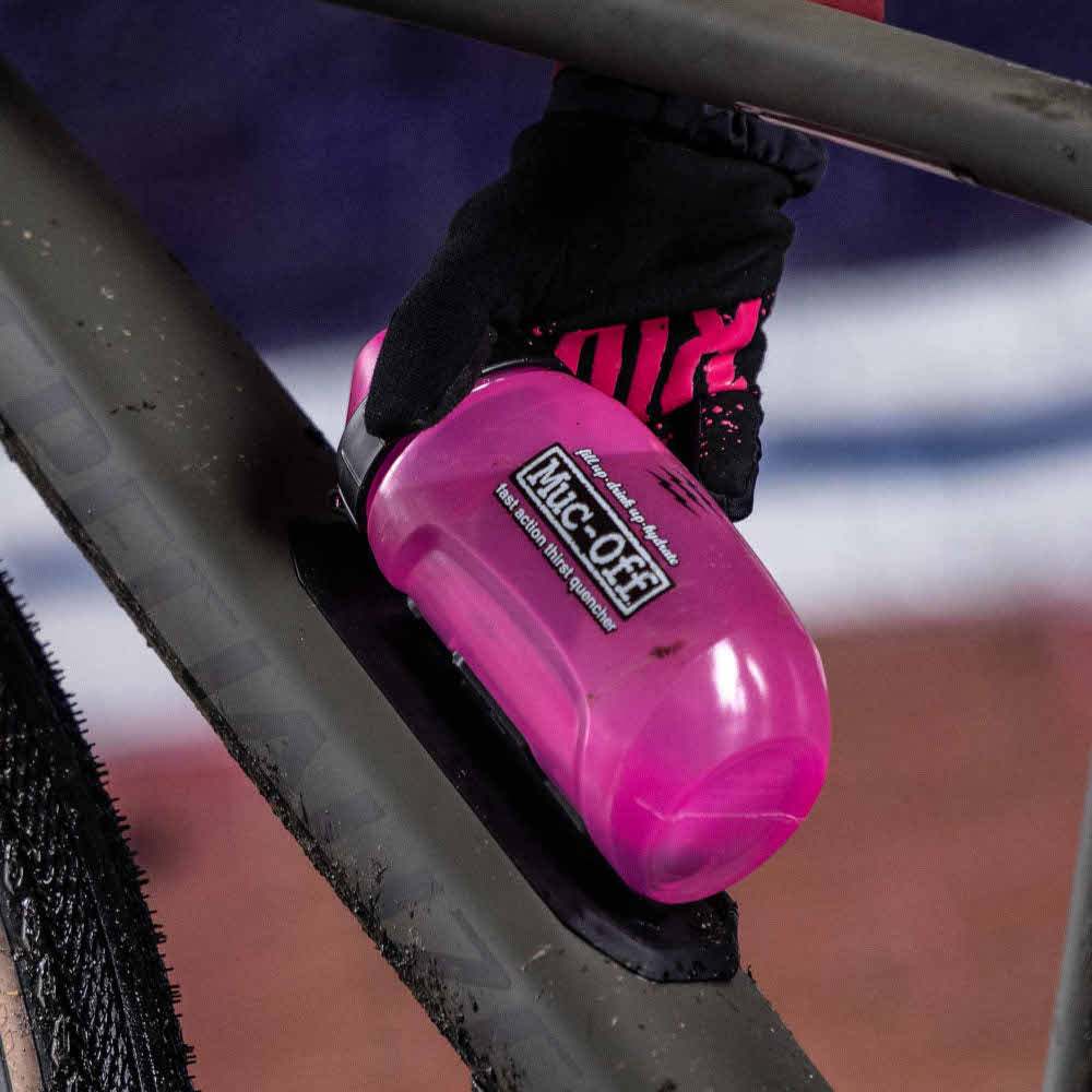 muc-off-bicycle-care-twist-bottle-trinkflasche-pink-450ml-mit-base image 7