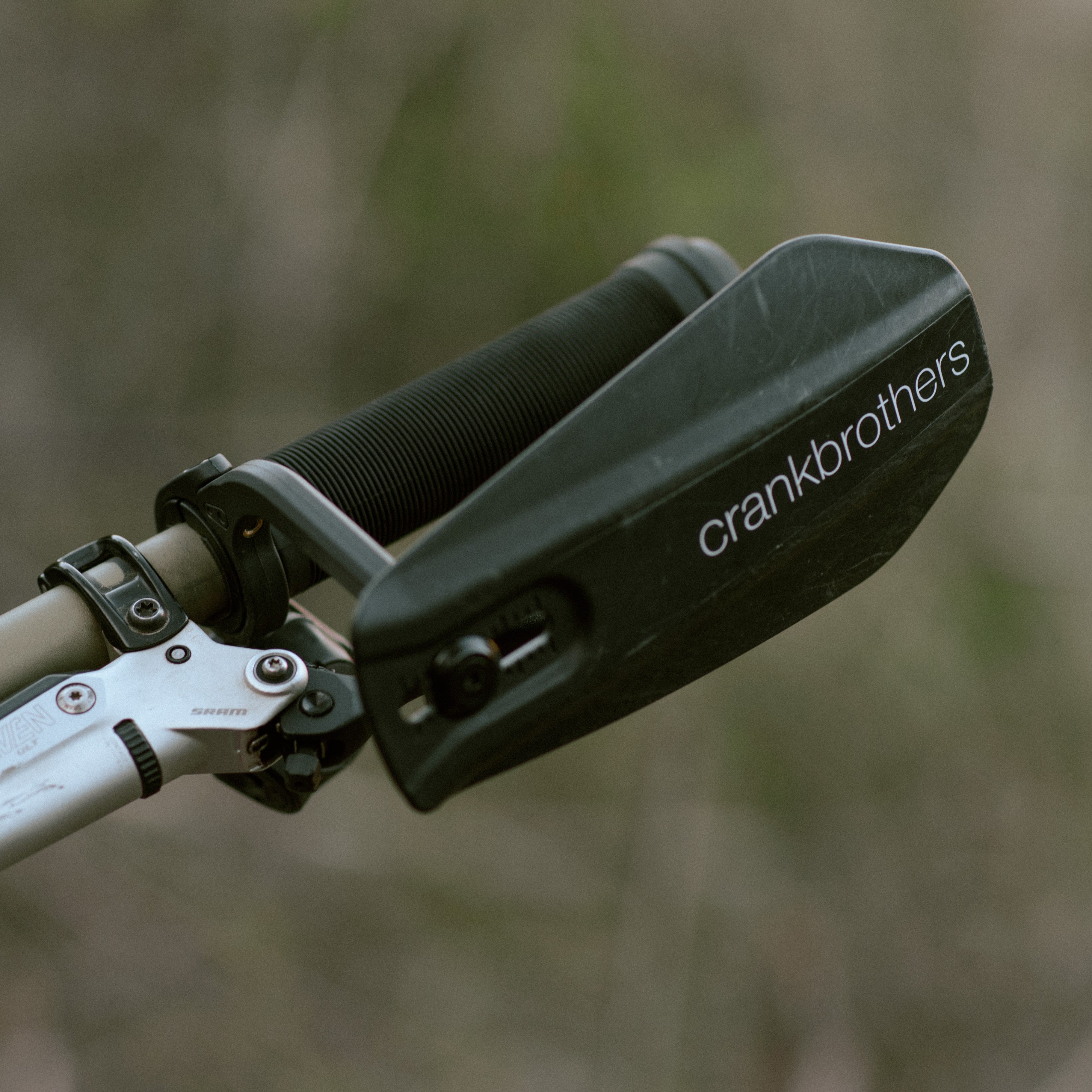 crankbrothers-guardian-handschutz-set-integriert-trail image 5